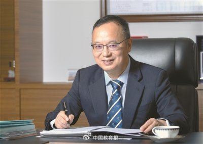 宋永华在办公室。澳门大学供图