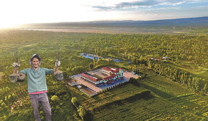 　正在搬运树苗的殷一凡与大家分享劳动的喜悦。 白国才 摄 