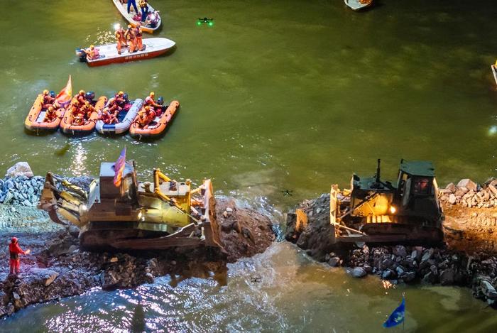 这是7月8日晚拍摄的团洲垸洞庭湖大堤决口封堵现场（无人机照片）。新华社记者陈思汗 摄