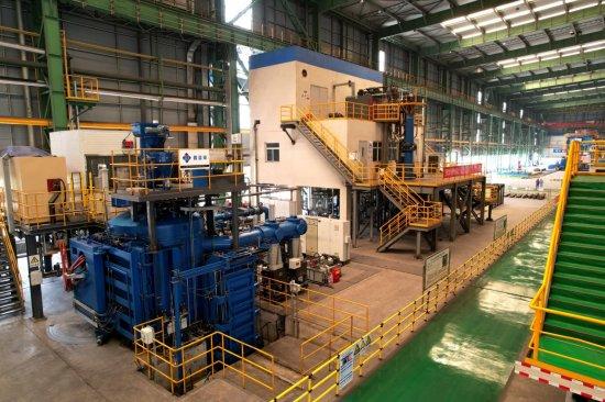 河钢集团张宣科技特种材料真空冶炼工序生产现场。刘林摄