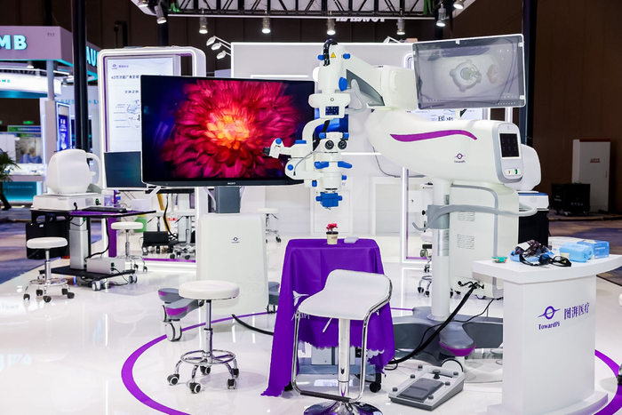 　　“拨云”数字化全息术中OCT导航手术显微镜（图片来源：图湃医疗）
