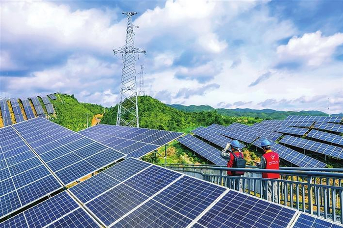     2024年7月4日，国网泰顺县供电公司员工在浙江省温州市泰顺县西旸镇对兴农光伏电    站线路开展特巡。　　　　　　　　　　　　　　　　　　　　　　　梅传双 摄