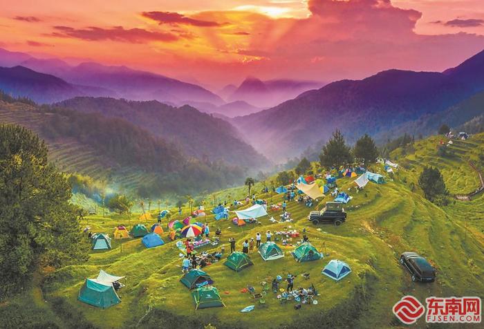 仙游县西苑乡前溪村露营基地吸引了不少露营爱好者前来。