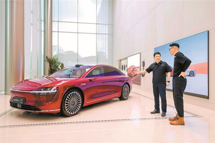 余承东化身“一日店长”带货。（受访单位供图）