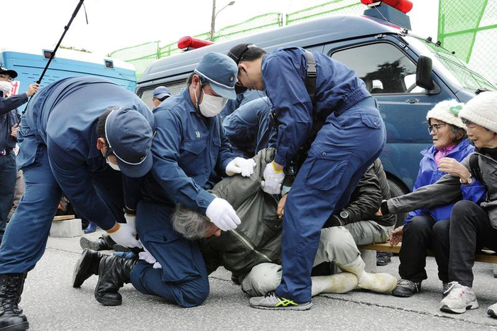     日本警察控制逮捕在驻日美军基地前抗议的民间人士（资料图）