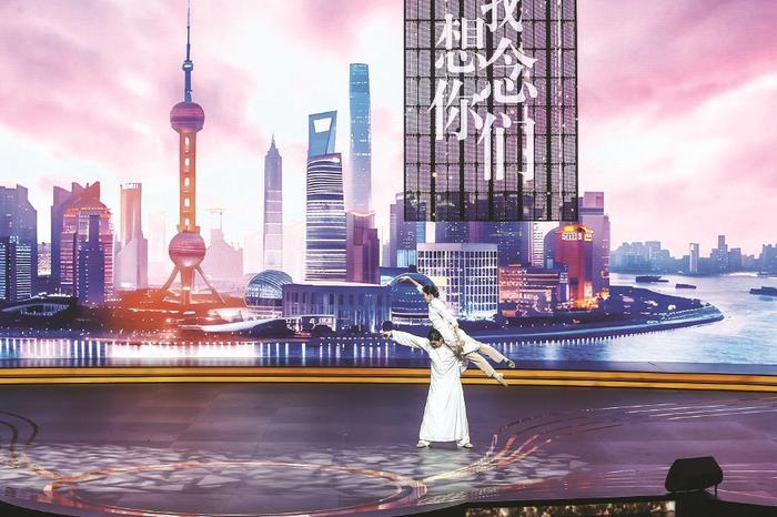 朱洁静、王佳俊在第26届上海国际电影节金爵盛典上表演舞剧《永不消逝的电波》片段。 本报记者 叶辰亮摄