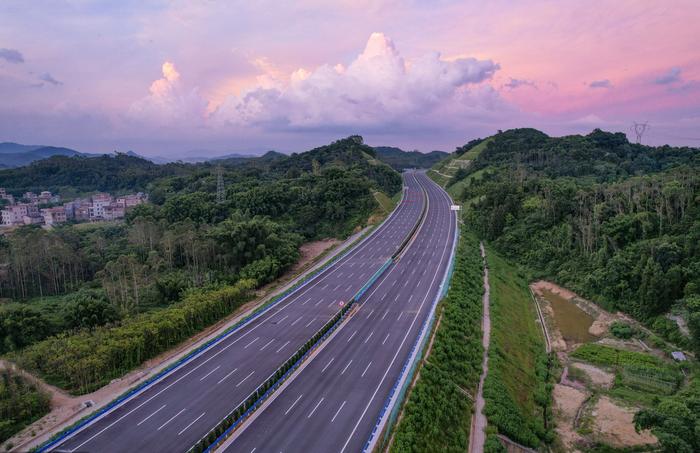 2024年7月9日，广西玉林，建设中的兴业段南玉珠高速公路项目，在落日余晖的映衬下壮美如画。