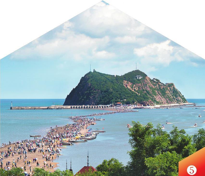     ⑤笔架山“天桥”奇观吸引了大批游客。    本报见习记者  白复海  摄