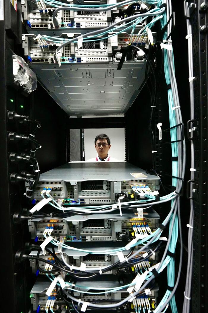   2月27日，克拉玛依云计算产业园区华为云服务数据中心，技术人员正在巡查。新华社发（崔文娟 摄）