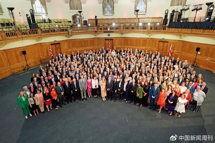 7月8日，英国首相斯塔默在伦敦威斯敏斯特的教堂大厦与工党议员们共同亮相，庆祝工党时隔14年赢得大选。图/视觉中国