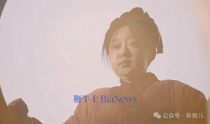 大喊一声，农户矮墙上的公鸡配合的掉下来：