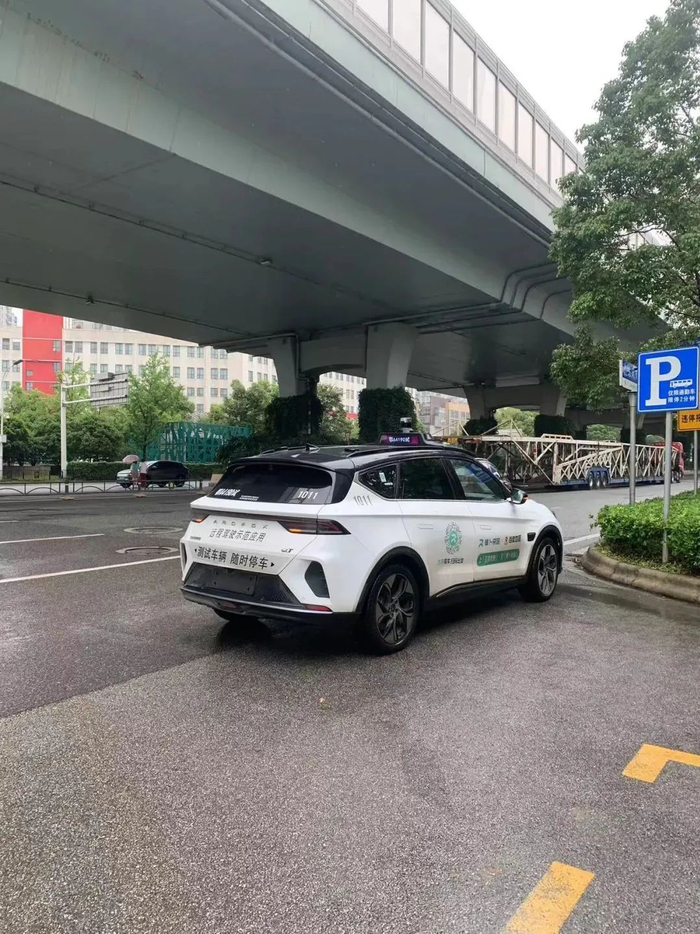 萝卜快跑只在车尾挂着临时牌照/图源：盐财经记者摄