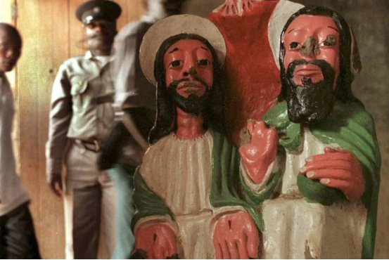 （火灾发生后，在其中一栋建筑中发现了基督圣像）  