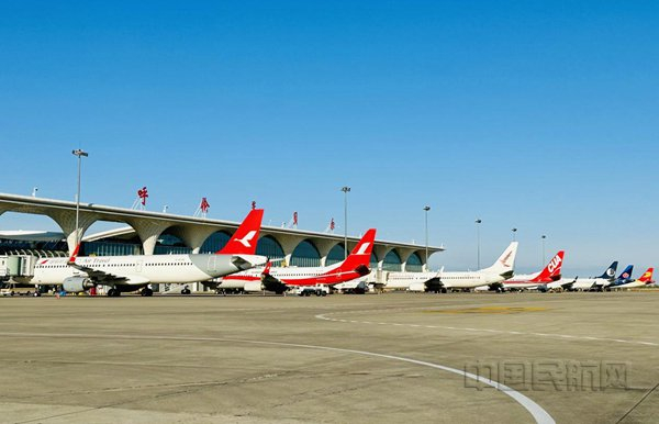 呼伦贝尔机场繁忙的停机坪