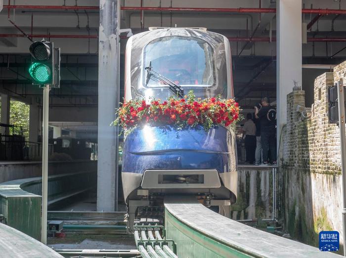 7月11日，在江西大觉山景区，“悬崖动车”驶出站台。新华社记者 郭杰文 摄