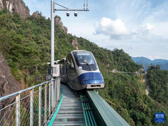 7月10日，“悬崖动车”行驶在江西大觉山景区。新华社记者 郭杰文 摄