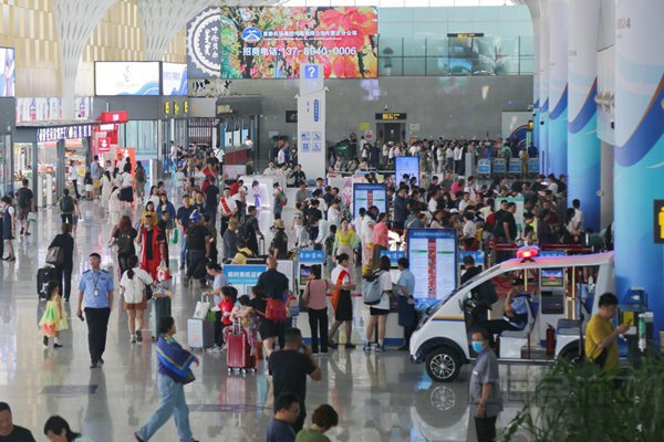保障高峰期航站楼内景象