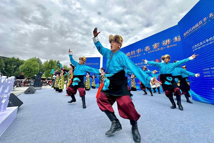 舞蹈《唐谐·和美之韵》表现基层农牧民奋斗新征程的精神风貌。人民网记者 次仁罗布摄