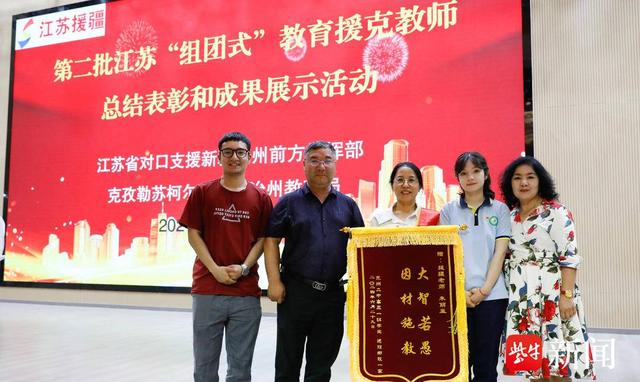 迪丽娜孜·塞都拉一家和江苏援疆老师朱丽亚 受访者供图