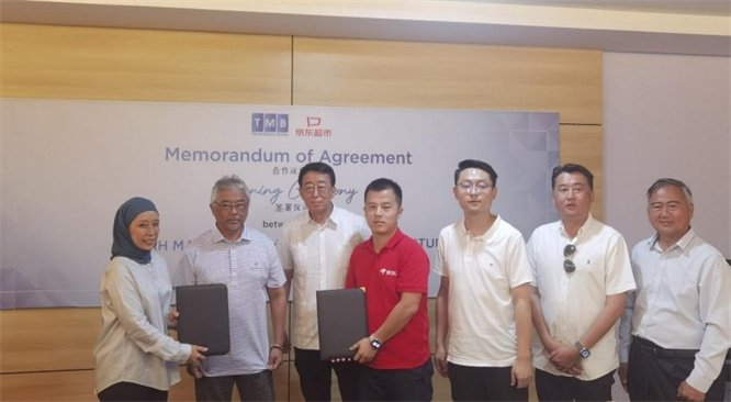 7月9日，在马来西亚第16任最高元首、彭亨州现任苏丹阿都拉（左二）的见证下，双方签订合作协议