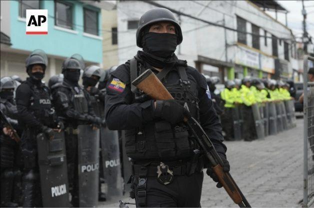 厄瓜多尔一监狱发生骚乱，当地军警如临大敌。图/美联社网站截图