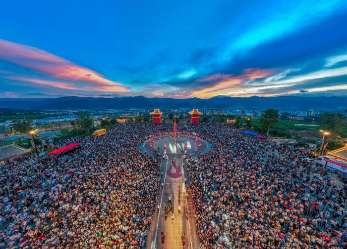 2023年火把节期间大理巍山圣火广场狂欢盛况 徐俊 摄