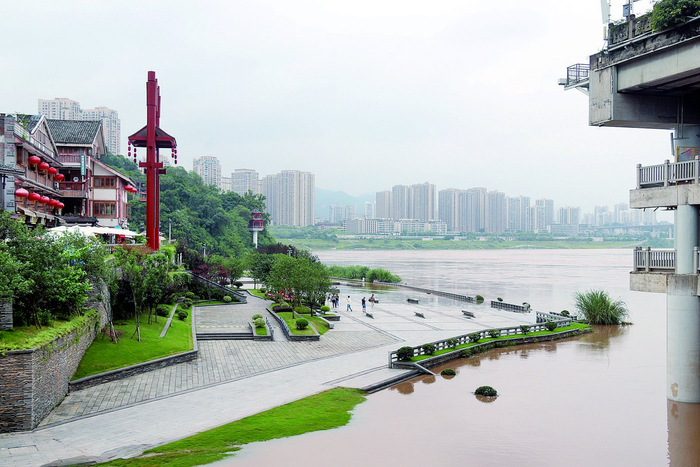     从沙磁巷看嘉陵江