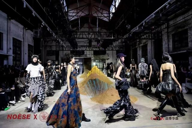 老厂房区域举办的服装秀。 受访者供图