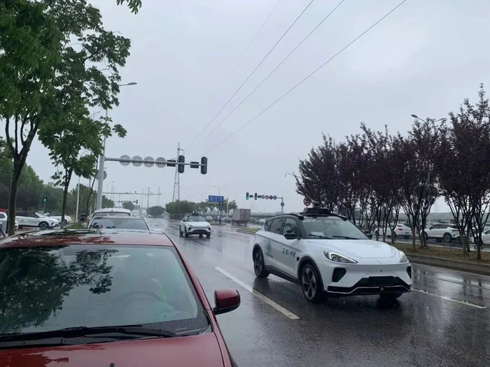 萝卜快跑在路上会礼让行人/图源：盐财经记者摄