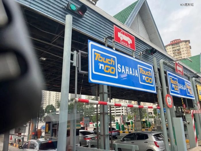 图：如今在高速公路收费站、停车场等场所已有电子钱包专用通道 