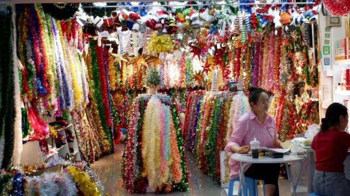 义乌国际商贸城内，一家卖彩带的商铺。图 / 每日人物摄