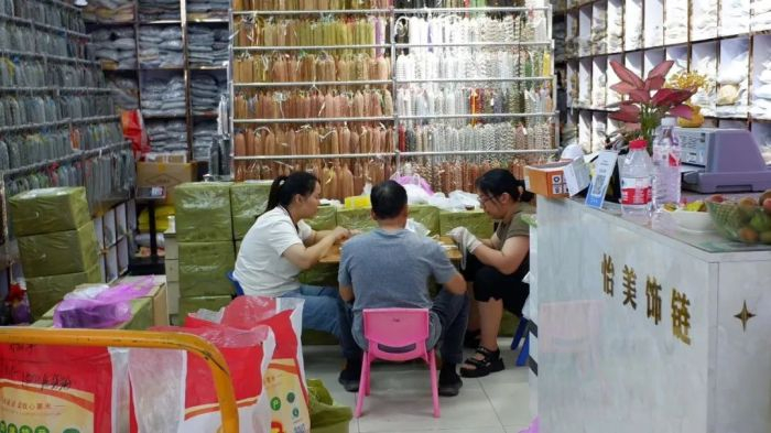 义乌国际商贸城一区，店里的老板还在做手工活。图 / 每日人物摄