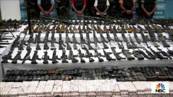 墨西哥官方展示缴获的毒品和枪械。图/美全国广播公司网站截图