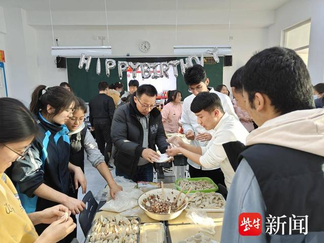 克州二中高三四班，江苏援疆老师与同学们一起包饺子 受访者供图