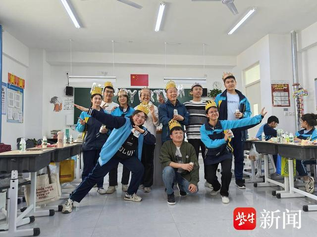 克州二中高三四班，江苏援疆老师与同学们的生日会 受访者供图