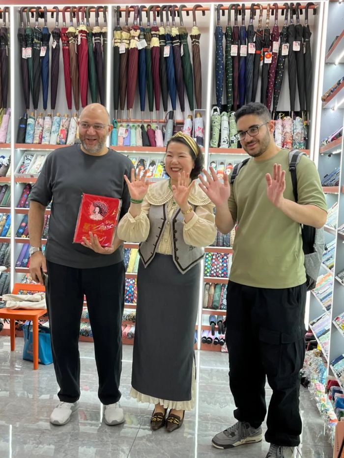 张吉英和两位埃及客人的合照。图 / 每日人物摄