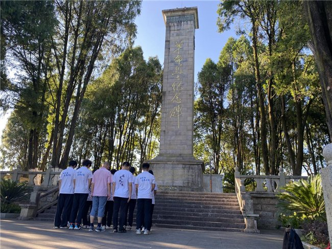 送红色宣讲,发扬革命传统