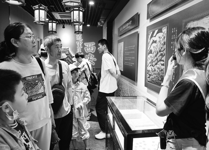 游客在西安记忆展览馆内参观。 记者 马昭 摄