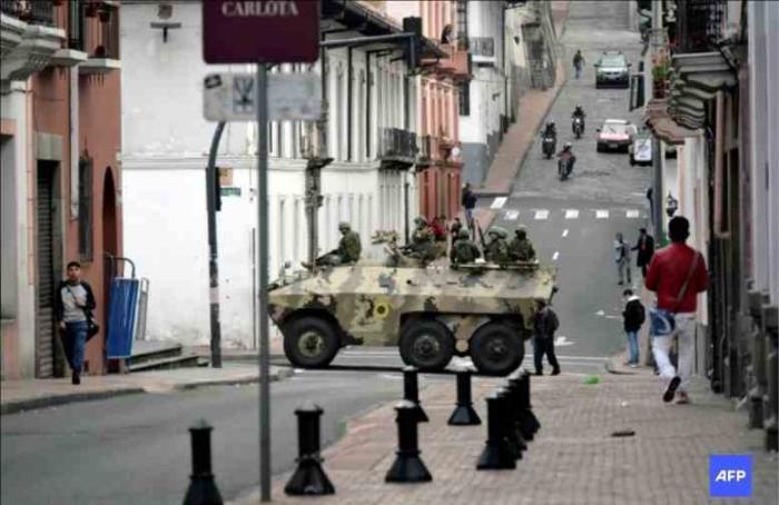 厄瓜多尔安全部队装甲车在街头巡逻。图/法新社网站截图