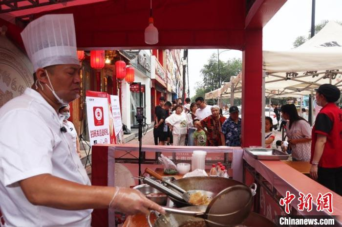 “金牌厨师”孙志刚边制作锅包肉边直播。　苍雁 摄