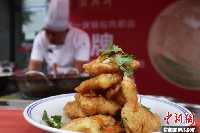 厨师现场制作锅包肉。　苍雁 摄