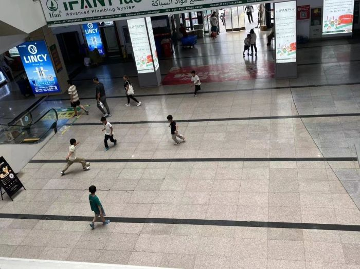 义乌国际商贸城，孩子们在一楼踢足球。图 / 每日人物摄
