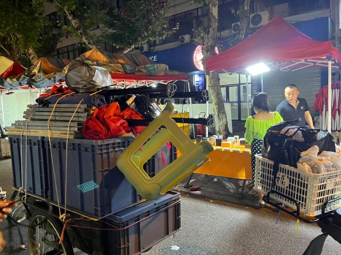 宾王夜市，凌晨一点半，摊主们开始收摊。图 / 每日人物摄