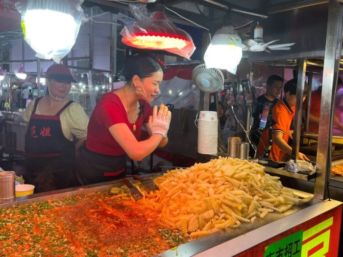 青口夜市，小吃摊摊主也在直播。图 / 每日人物摄