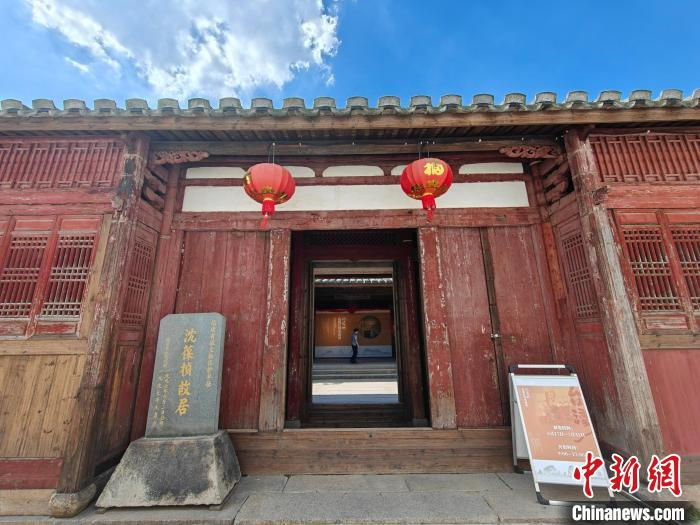 游客在位于福建省福州市三坊七巷宫巷26号的沈葆桢故居参观。　叶秋云 摄