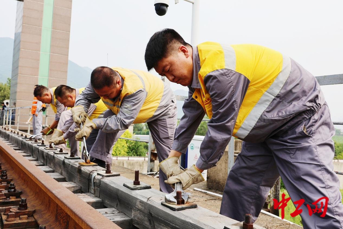 发现最美铁路·看百年梅集助力东北振兴|"国门桥"上的维修班组