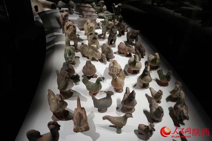 低展柜里摆满动物陶俑。人民网记者 李志强摄