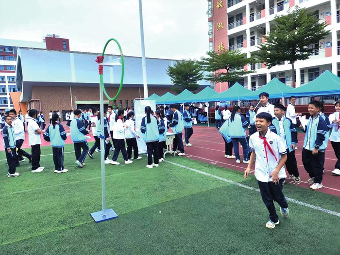     “纸飞机穿环”科技项目吸引众多学生参与（学校供图）