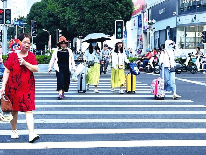 南宁天气持续晴热，市民做好防晒出行 本报记者宋延康 摄