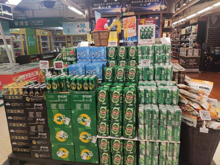 在记者走访过程中,只有一家华润万家超市专门为啤酒单独设置了堆头
